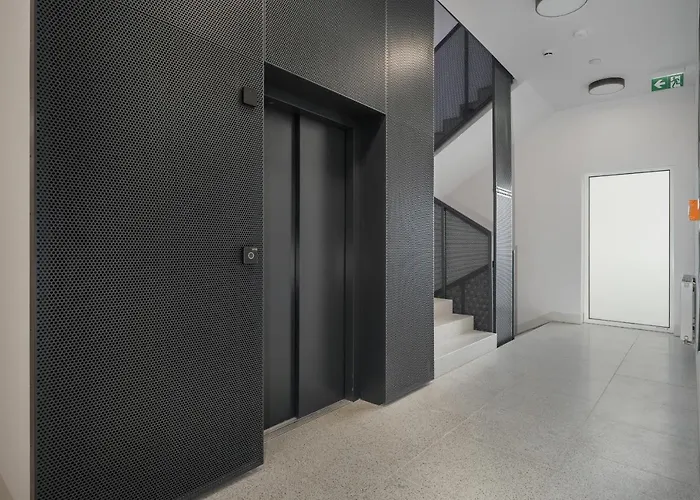 Elegant For 4 With Parking In By Renters